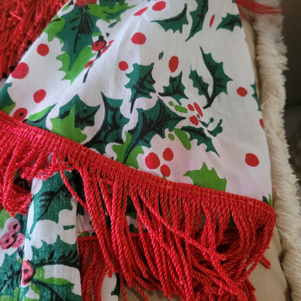 Vintage Christmas Holly Oval Tablecloth with Red Fringe